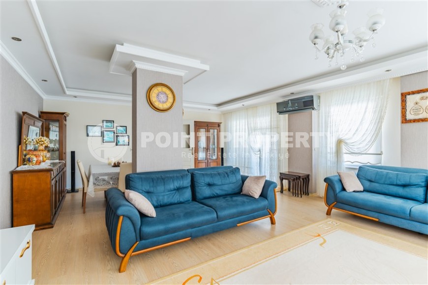Large furnished apartment 4+1, on an area of 220 m2, with the possibility of obtaining Turkish citizenship-id-5992-photo-1