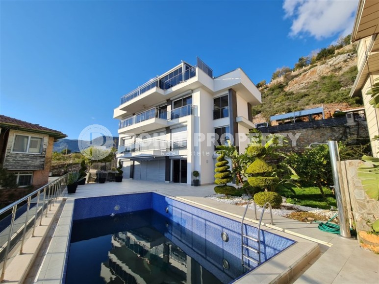 Detached 3-storey villa with pool and garden, two kilometers from the beach-id-6684-photo-1