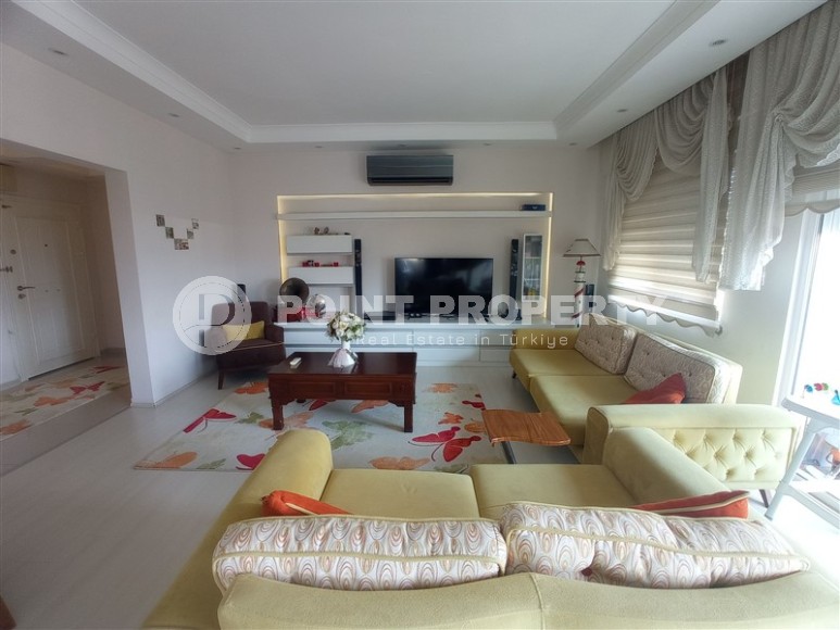 Affordable apartment with an excellent location 250 meters from the sea, in the center of Alanya-id-6725-photo-1