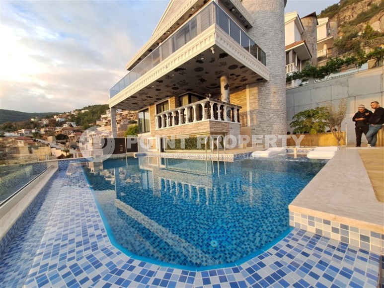Elite villa with designer renovation, private garden and infinity pool, in a prestigious area of Alanya - Bektash-id-7043-photo-1