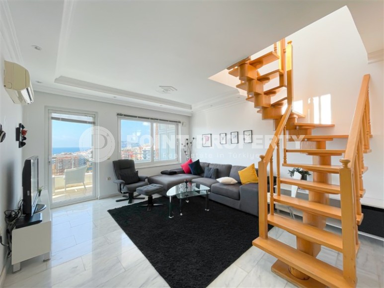 Двухуровневая квартира с панорамным видом на море и горы, на 9-м этаже с мансардой, в центре района Тосмур-id-7110-фото-1