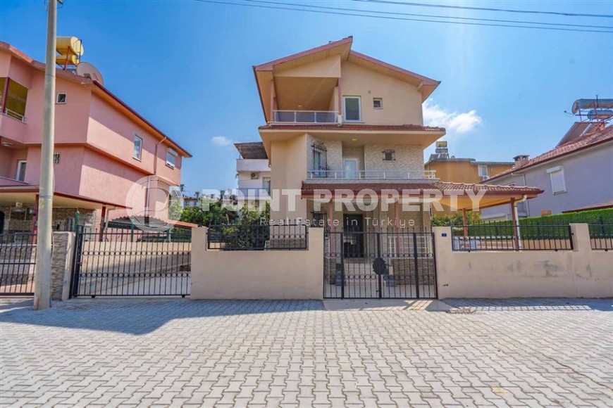 Nice three-storey house built in 2002, 100 meters from the sea, in a picturesque area of Alanya - Avsallar-id-7795-photo-1