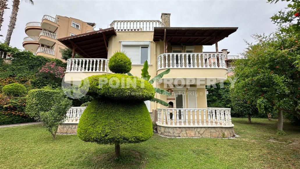 Three-storey villa built in 2012 with sea views, in the center of the prestigious area of Alanya - Kestel-id-7830-photo-1