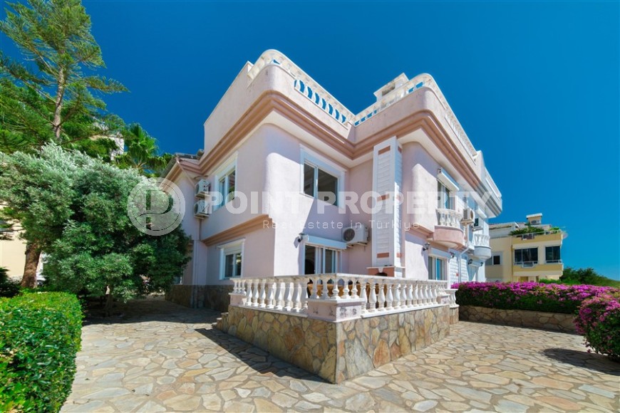 Panoramic three-storey villa with luxurious sea views, in a prestigious area of Alanya - Kargicak-id-7852-photo-1