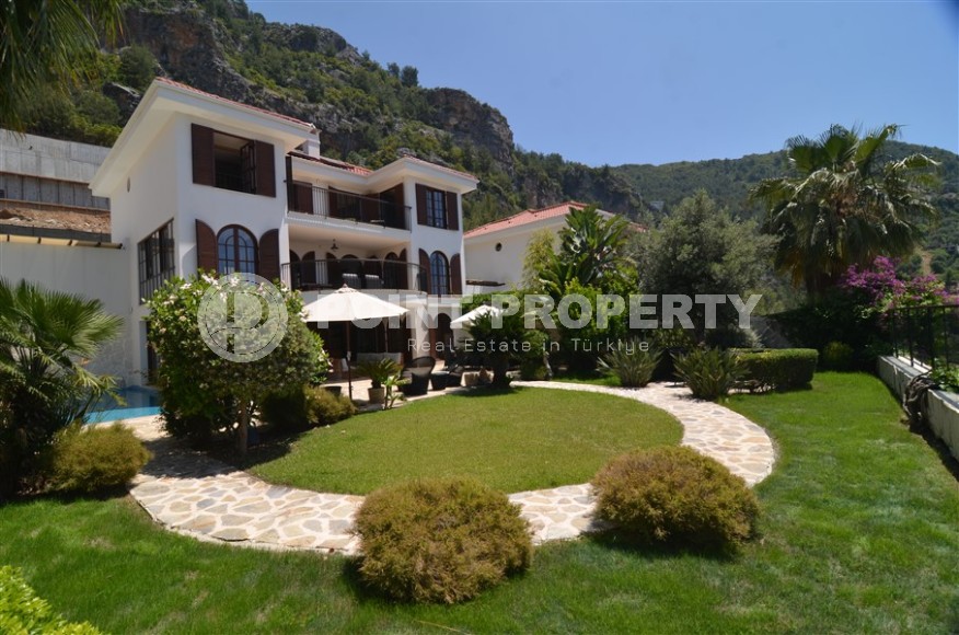 Atmospheric three-storey villa three and a half kilometers from the sea in the prestigious area of Alanya - Bektash-id-7916-photo-1