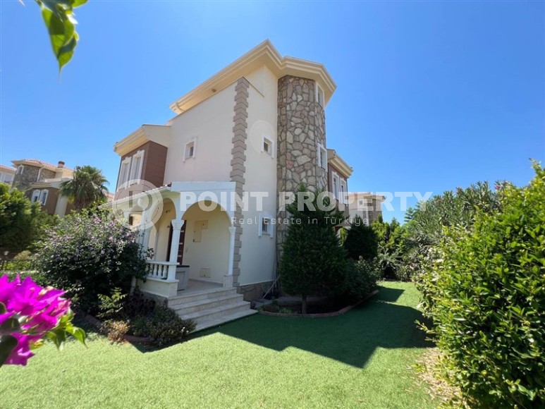 Magnificent villa with private garden in Incekum area-id-8344-photo-1