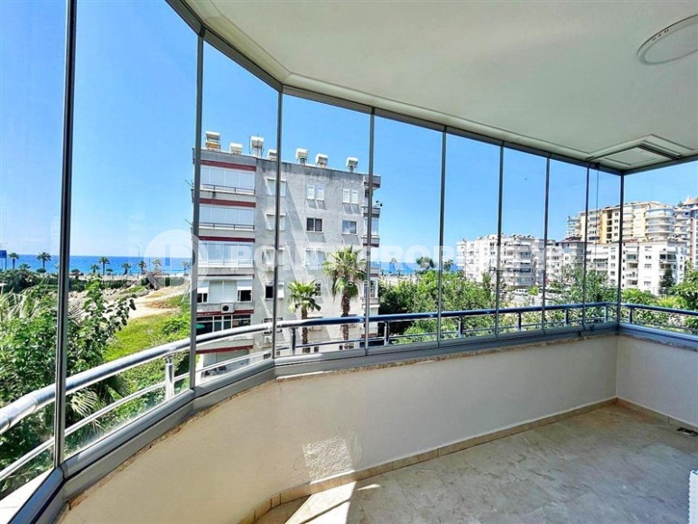 Spacious apartment 170 m² with sea view in Mahmutlar-id-8371-photo-1