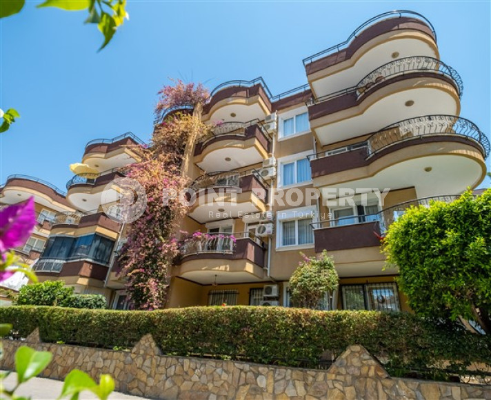 Furnished five-bedroom duplex penthouse, 250m², 450m from the sea in Oba, Alanya.-id-1750-photo-1