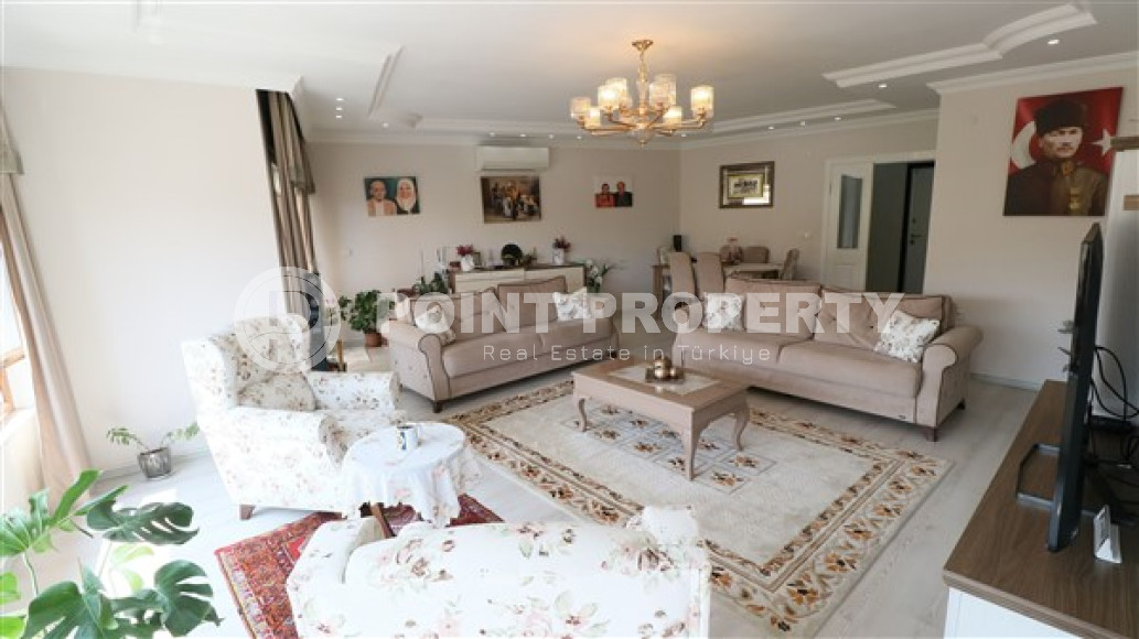 Linear apartment 3+1, 200m², in an urban building in the center of Alanya, 750m from the sea-id-1851-photo-1