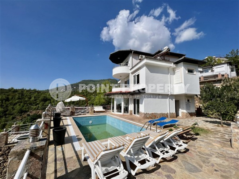 Cozy three-storey four-bedroom villa, 260m², with stunning views in Tepe, Alanya-id-2127-photo-1