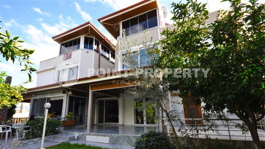 Furnished three-bedroom villa, 180m², 50m from the private beach, in Alanya Payallar area.-id-2659-photo-1