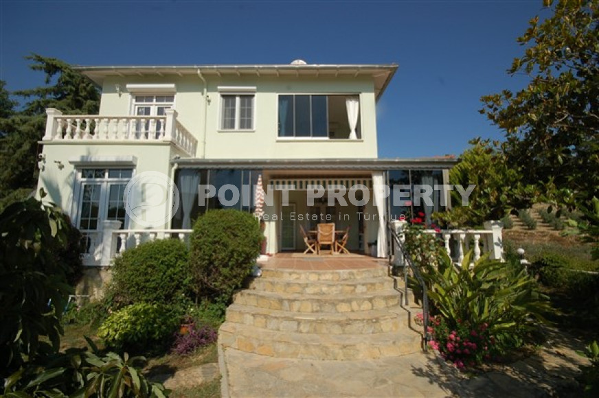 Private furnished villa 4+1, 220m² in a picturesque location in Avsallar, Alanya-id-2740-photo-1