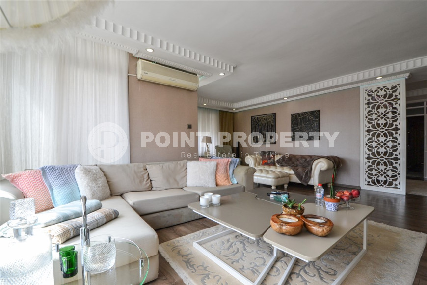 Luxurious and spacious furnished four-room apartment 3+1 with an area of 260 m2 in a residential complex in the very center of Alanya, 900 meters from the sea-id-1243-photo-1