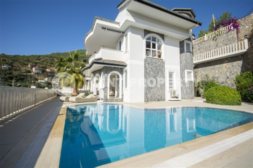 Luxurious four-bedroom private villa, 350m², on the slopes of the Taurus Mountains in Alanya - Tepe-id-2773-photo-1