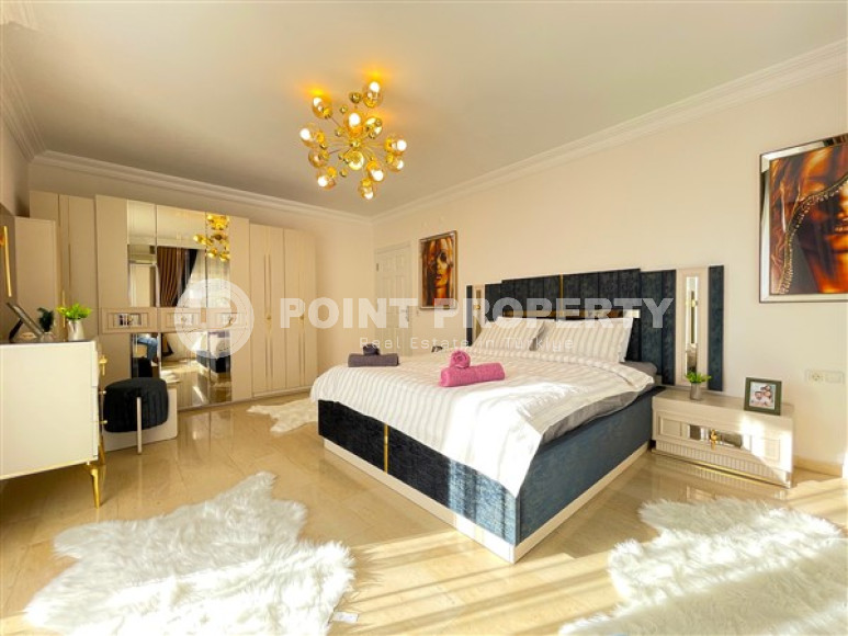 Luxurious apartment of 130 m² with expensive furnishings and sea views, Mahmutlar, Alanya-id-2912-photo-1