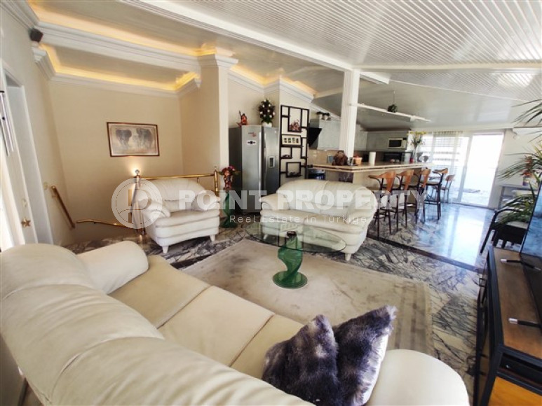 Five-room furnished penthouse with an area of 256 m2, in the very center of Alanya-id-3258-photo-1