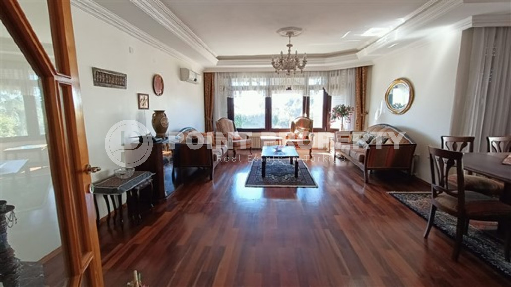 Well-kept four-room apartment 160 m2, in the center of Alanya two minutes from the Mediterranean Sea-id-3430-photo-1