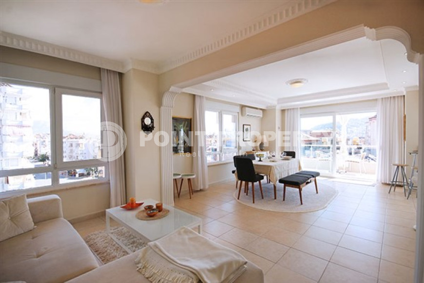 Ready-to-move-in five-room penthouse 225 m2 with quality furniture, Alanya, Kadipasha district-id-3682-photo-1