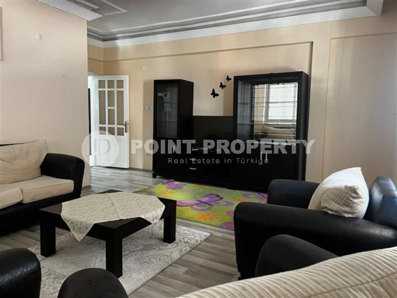 Well-kept spacious apartment of 120 m2 with two balconies in the very center of Alanya, Güllerpinari-id-3750-photo-1
