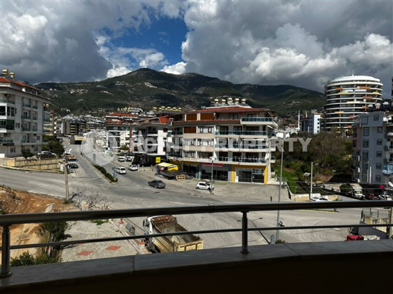 Spacious six-room penthouse 280 m2, center of Alanya. Sold unfurnished.-id-3971-photo-1