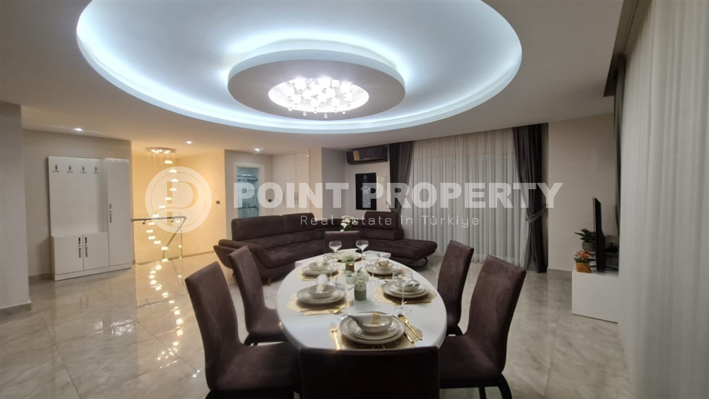 Penthouse with mountain and sea views in a VIP complex in Mahmutlar 200 sq.m-id-1357-photo-1