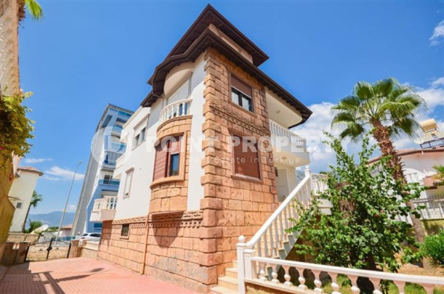 Detached three-storey villa with its own plot of 500 m2, garden and swimming pool 500 meters from the sea.-id-4402-photo-1