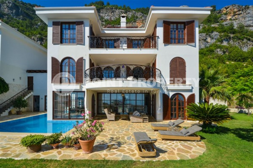 Luxurious mansion with a swimming pool and a cozy green garden three and a half kilometers from the sea.-id-4502-photo-1