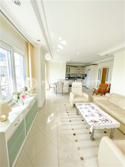 Spacious, bright apartment with three bedrooms on the 7th floor in the center of Alanya.-id-4558-photo-1