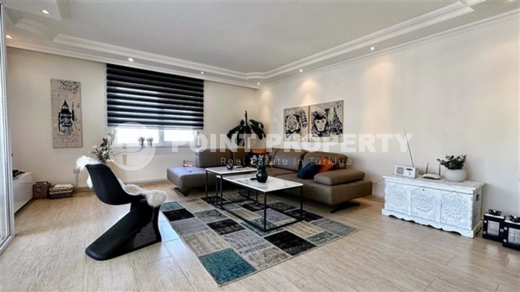 Stylish modern apartment on the 7th floor with panoramic views of the city and mountains.-id-4560-photo-1