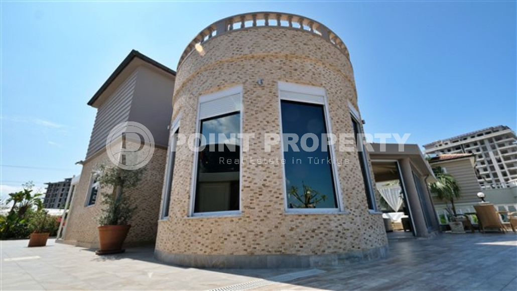 Luxury 3+1 villa with a pool and garden 750 meters from the beach and promenade.-id-4681-photo-1