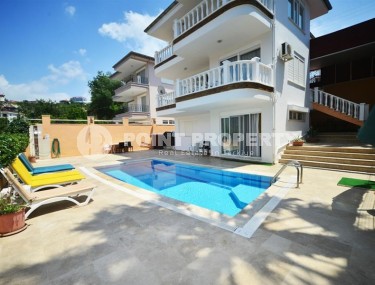 Detached three-storey villa with a swimming pool and garden, 100 meters from the sea-id-5627-photo-1