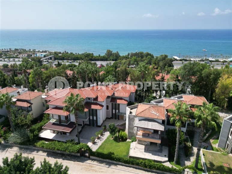 Detached three-storey villa, total area 250 m2, 200 meters from the sea-id-5947-photo-1