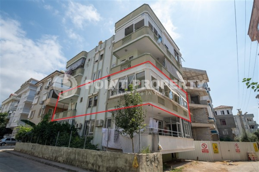 Resale property in the center of Alanya: 3+1 apartment with separate kitchen 400m from Cleopatra Beach.-id-1465-photo-1