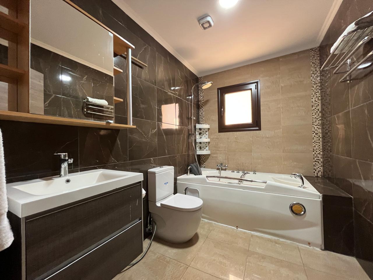 House, 5 bedrooms — 4