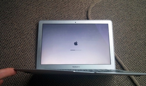 MacBook Air оцеля след падане от самолет
