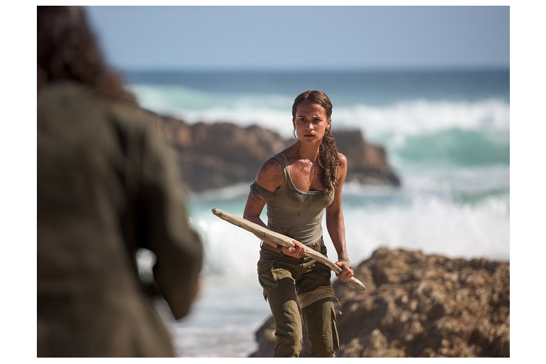 Сексапилната екшън икона Лара Крофт се завръща в изцяло ново приключение в "Tomb Raider: Първа мисия"