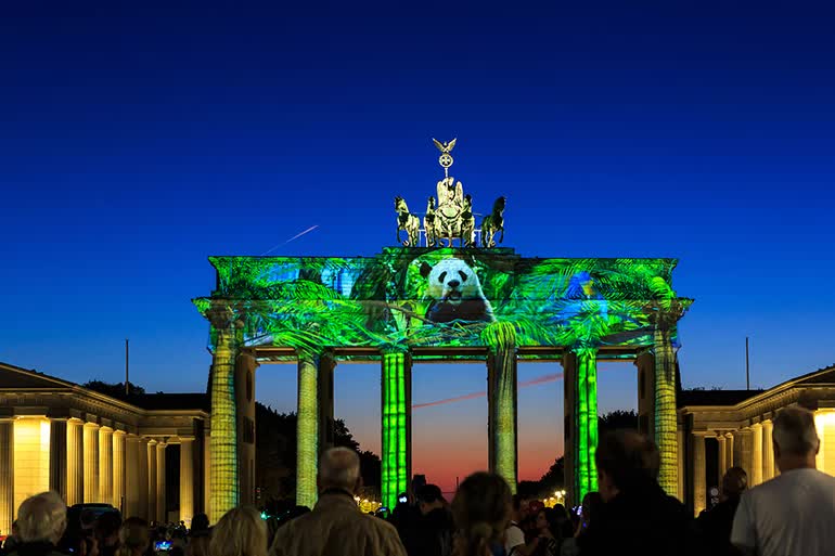 Над 30 светлинни инсталации, създадени от българско студио, преобразяват Берлин