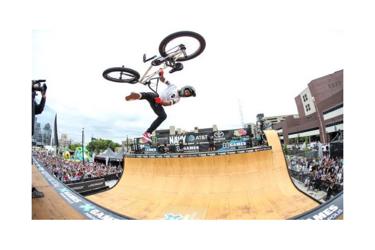 Зрелищни състезания от X Games и професионален кеч по Extreme Channel през октомври