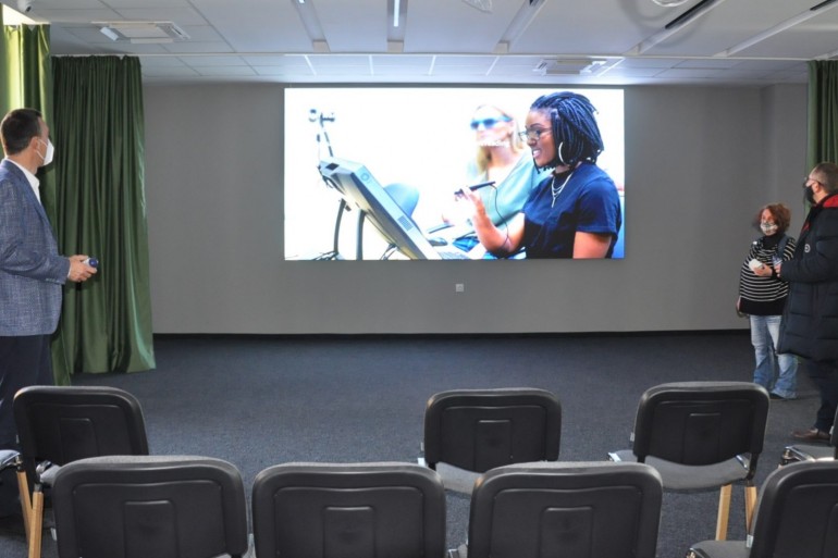 Искате да видите как се прави дисекция на жаба или мозъчна операция, вижте всяка стъпка на Z-space стената в библиотеката Искате да видите как се прави дисекция на жаба или мозъчна операция, вижте всяка стъпка на Z-space стената в библиотеката