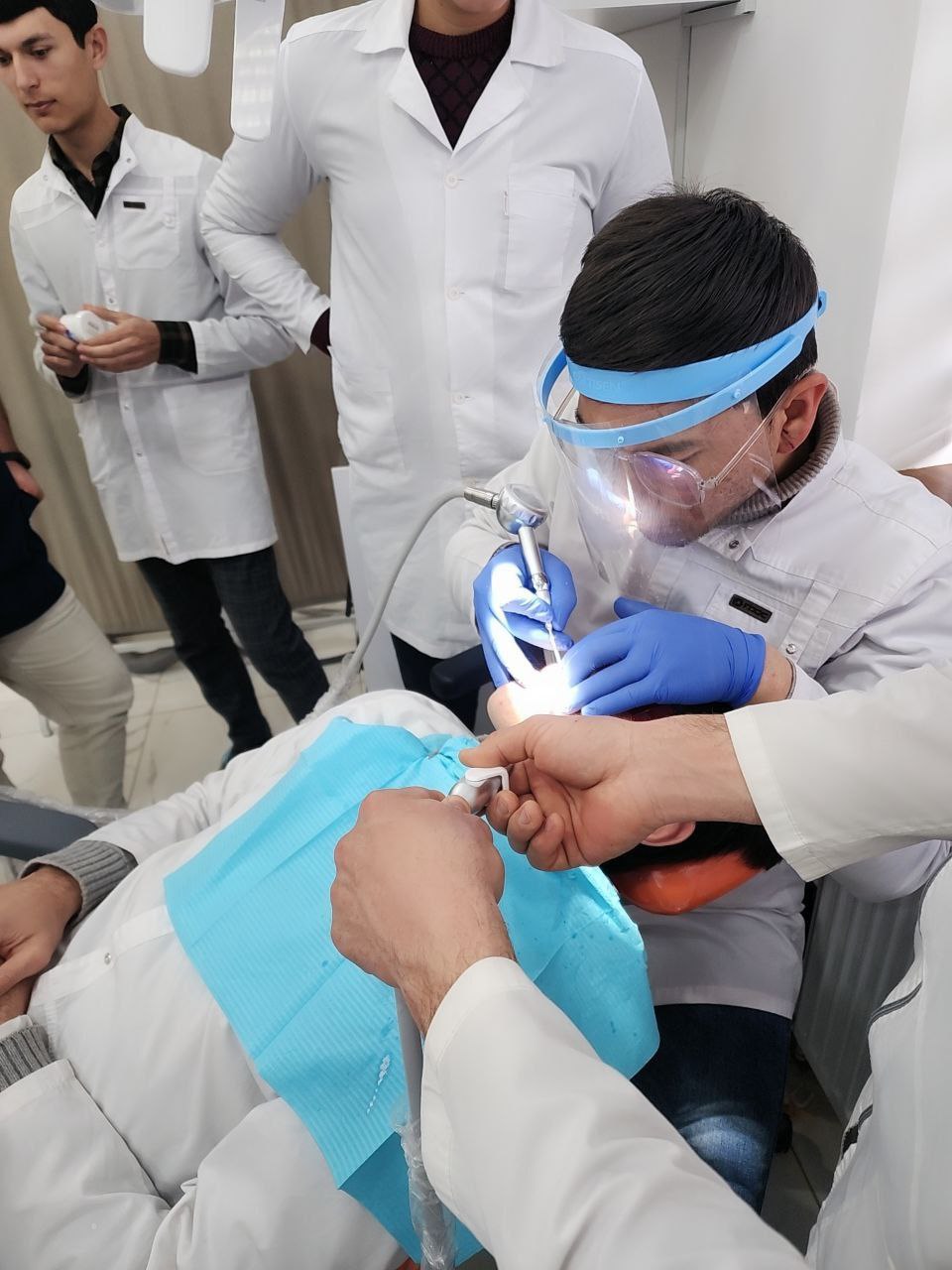 "Dolzarb 90 kun" loyihasi doirasida stomatologiya yo'nalishi talabalari bilan to'garak tashkil etildi.