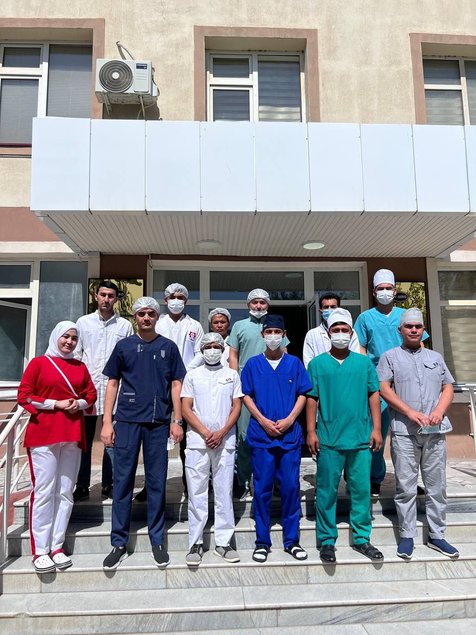 Buxoro innovatsion ta'lim va tibbiyot universitetining"Stomatologiya" yo'nalishi talabalari,  "Dolzarb 90 kun" loyihasi doirasida tashkil qilingan to'garakning amaliyot jarayonlarida faol qatnashmoqdalar!