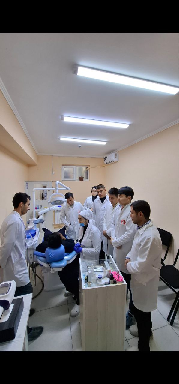 Buxoro innovatsion ta'lim va tibbiyot universitetining"Stomatologiya" yo'nalishi talabalari,  "Dolzarb 90 kun" loyihasi doirasida tashkil qilingan to'garakning amaliyot jarayonlarida faol qatnashmoqdalar!