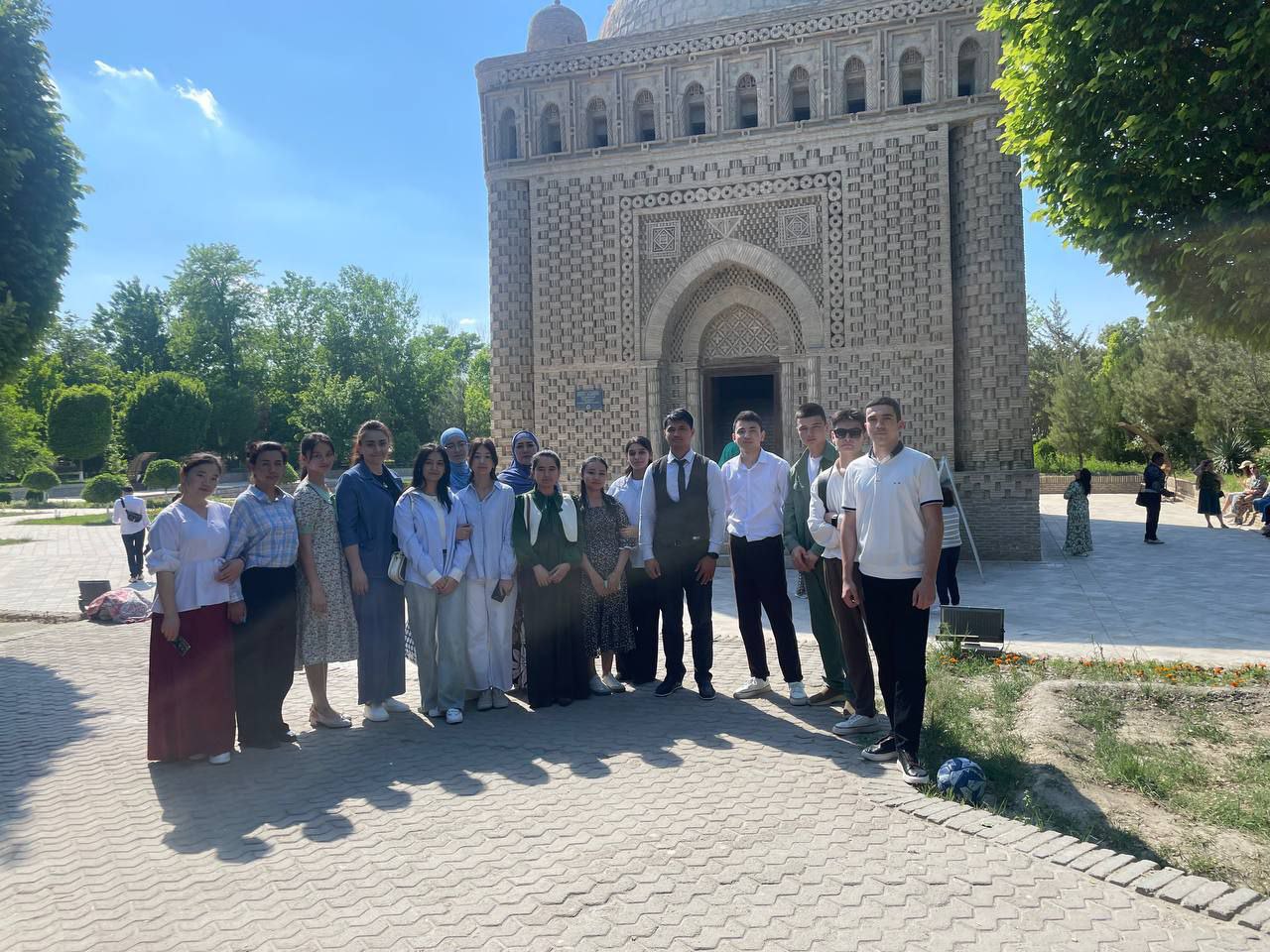 "Dolzarb 90 kun" loyihasi doirasida talaba yoshlar bilan  Ismoil Somoniy maqbarasiga sayohat oʻtkazildi.