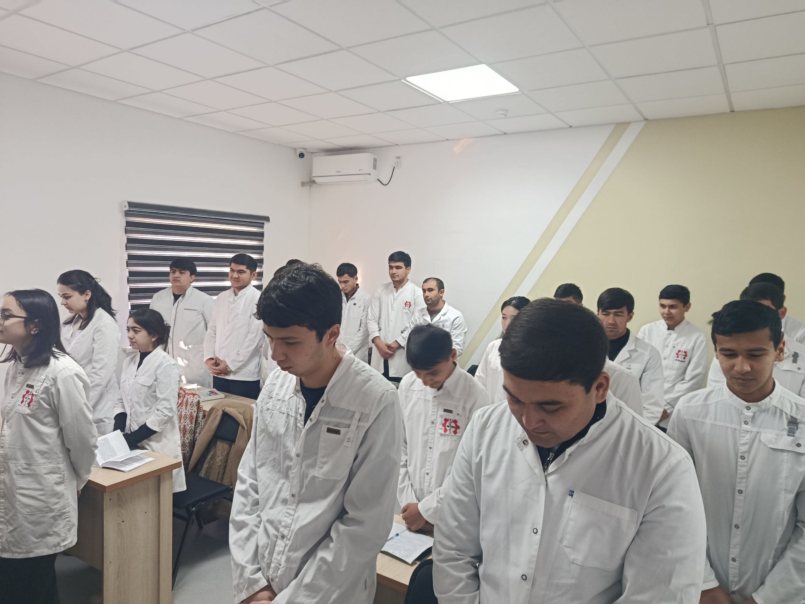 Rektor bilan ochiq muloqotga sababsiz qatnashmagan