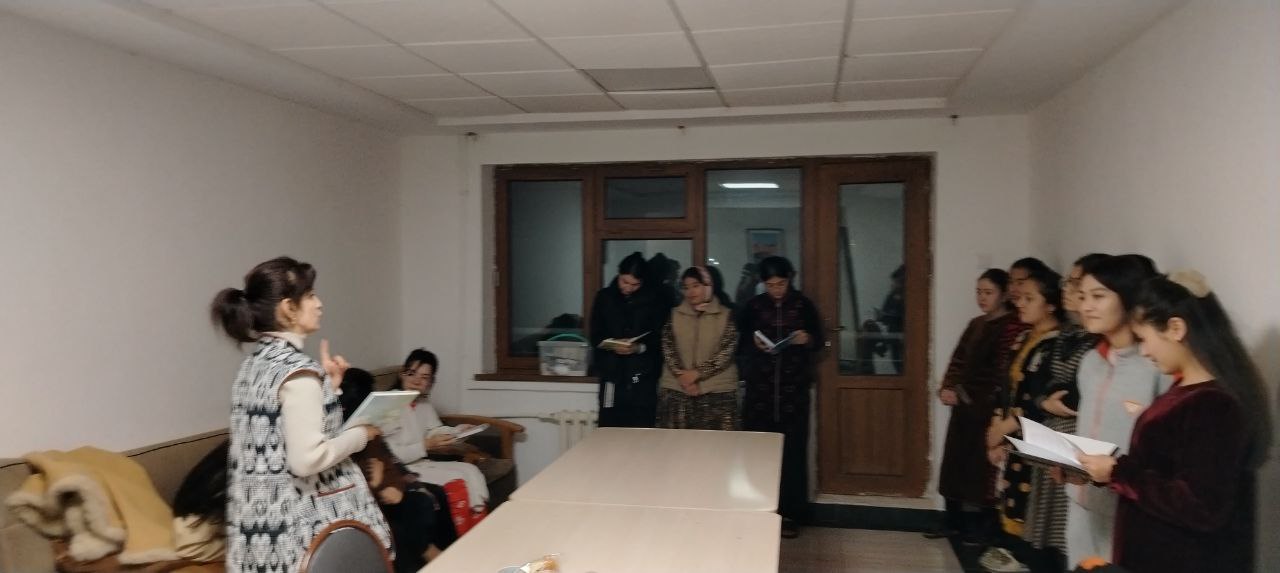 Yotoqxonada she'rxonlik kechasi o'tkazildi.